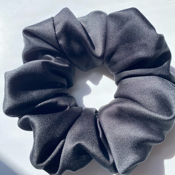 XXL scrunchie Black silk chouchou noir en satin surdimensionner - Picture 2 of 3